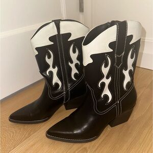 Women’s Xena western boot. Size 9.